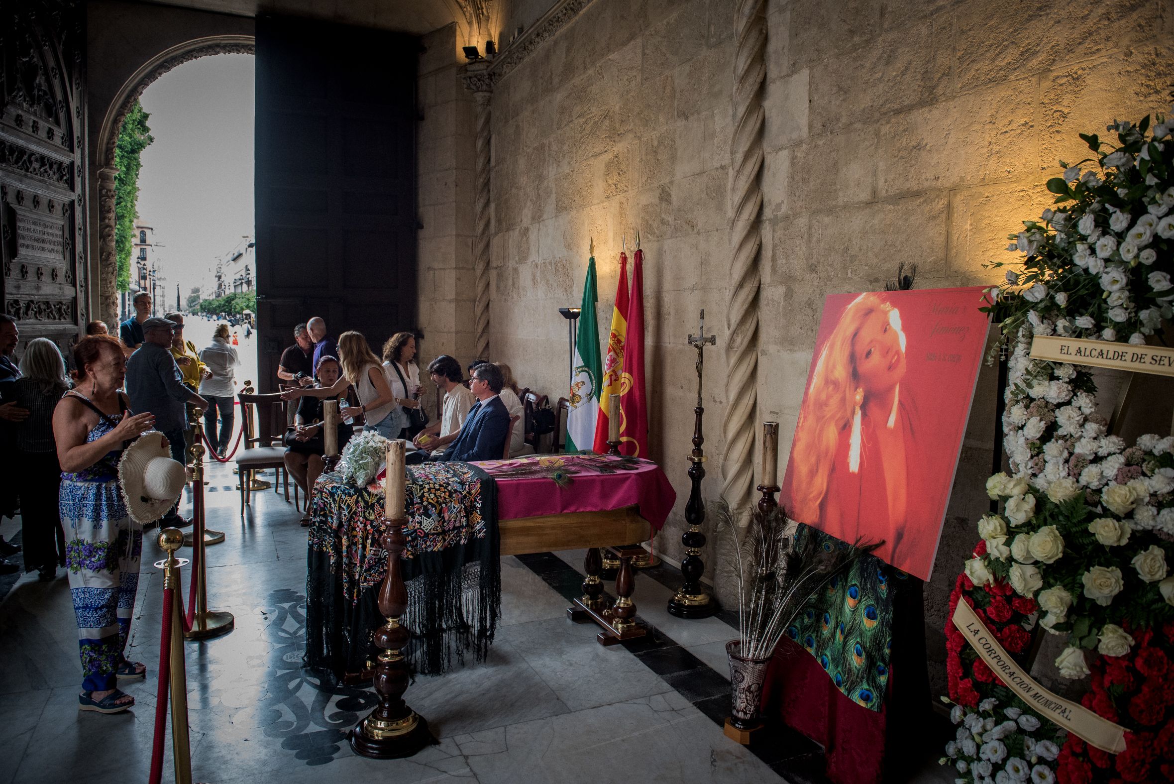 Miles de personas han pasado por la capilla ardiente de María Jiménez.