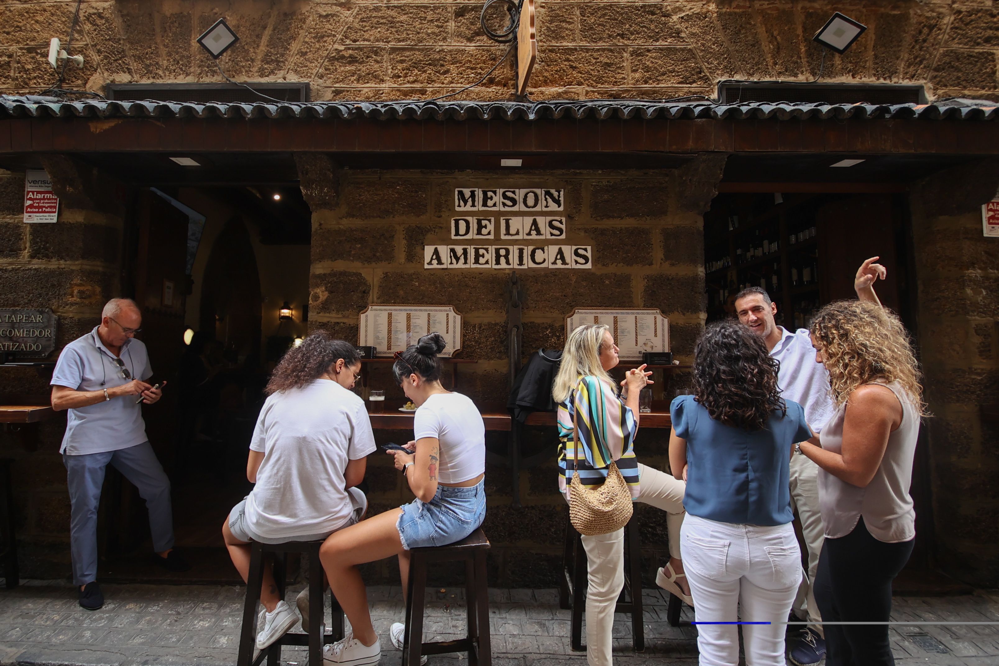 Fachada y acceso al Mesón de las Américas, un clásico argentino en Cádiz con cientos de fieles.