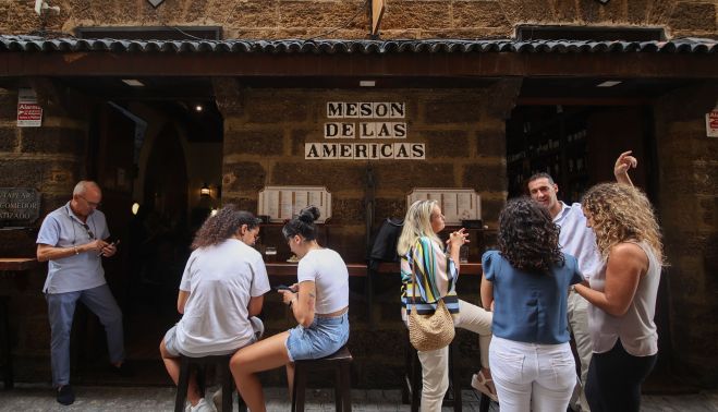 Fachada y acceso al Mesón de las Américas, un clásico argentino en Cádiz con cientos de fieles.