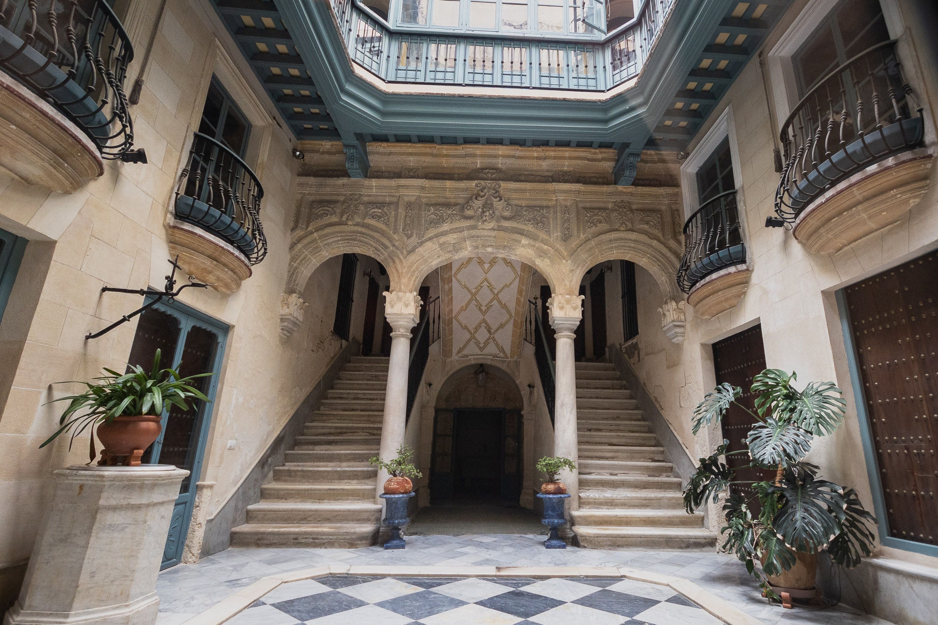 Entrada a la casa palacio del siglo XVIII. 