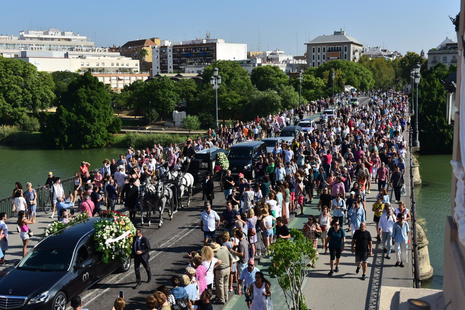 El féretro de María Jiménez, por el Puente de Triana