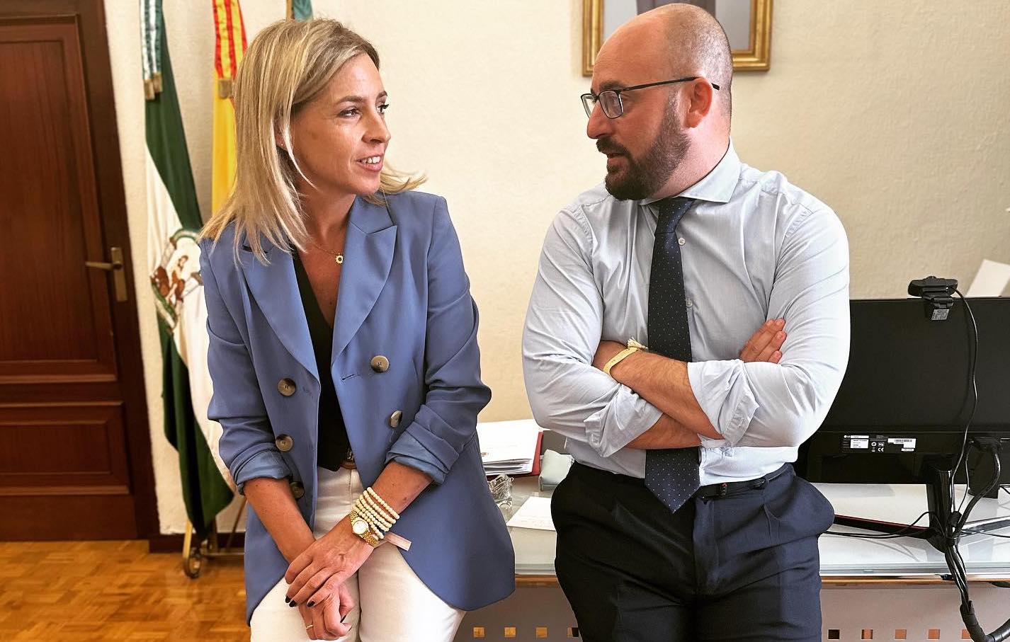 La presidenta de la institución provincial, Almudena Martínez del Junco, junto a Germán Beardo, alcalde de El Puerto y vicepresidente de Diputación de Cádiz, en una imagen de archivo.