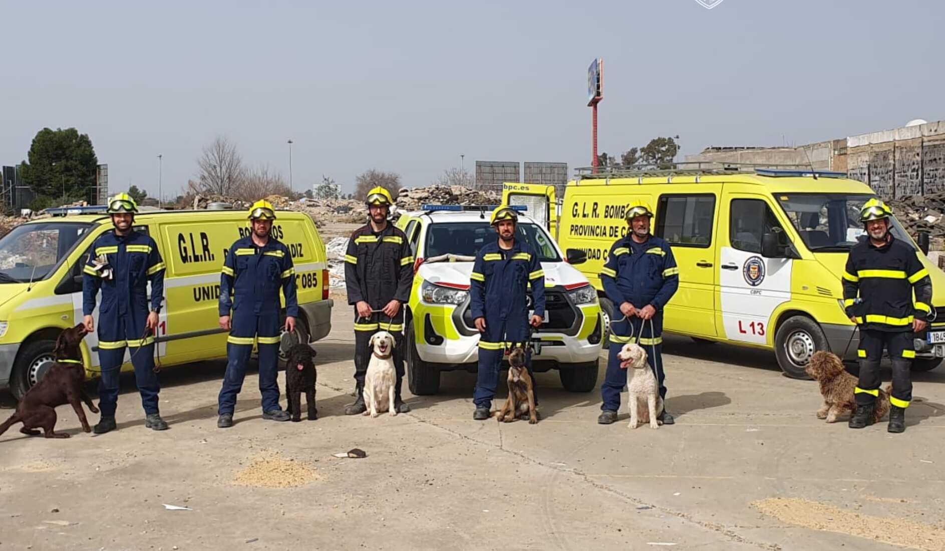 El equipo de bomberos con perros desplazado a Marruecos desde Cádiz. El equipo de bomberos con perros desplazado a Marruecos desde Cádiz.