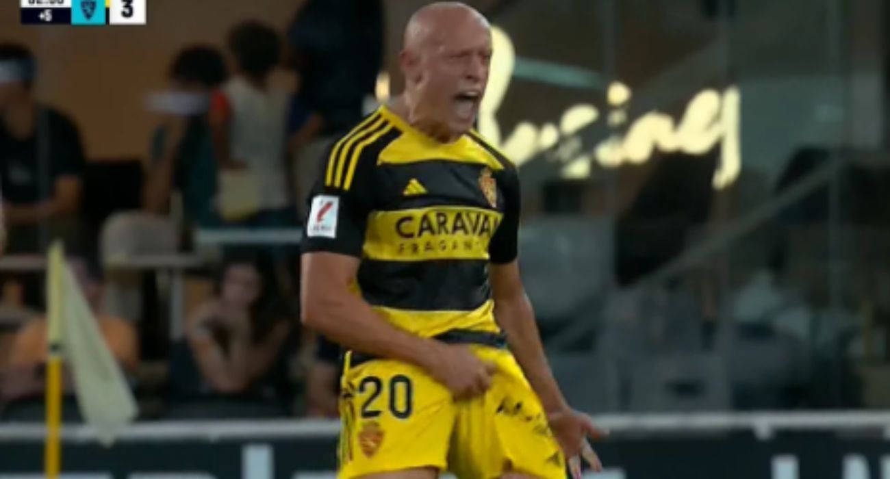 Víctor Mollejo, echándose la mano a los genitales tras marcar un gol.
