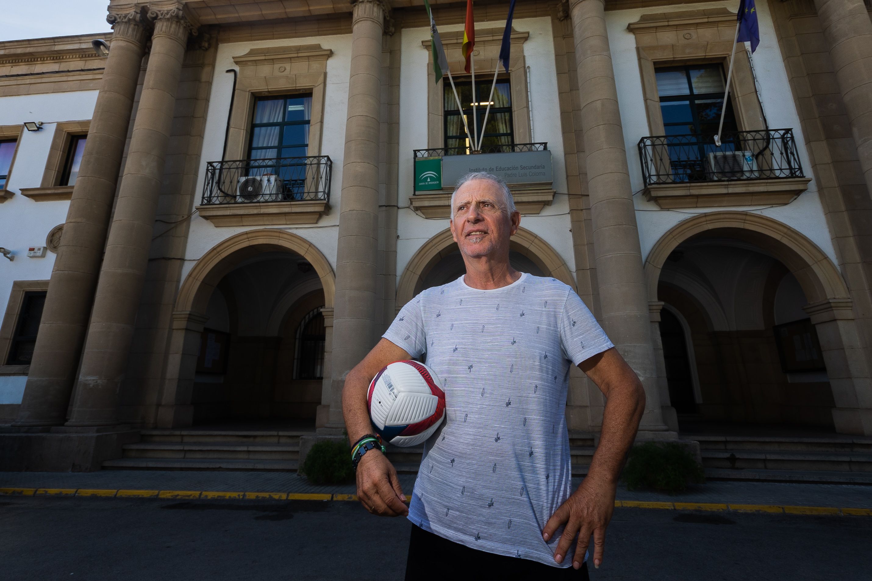 Antonio Rodríguez Gallardo posa para lavozdelsur.es en la entrada del IES Padre Luis Coloma de Jerez este lunes.