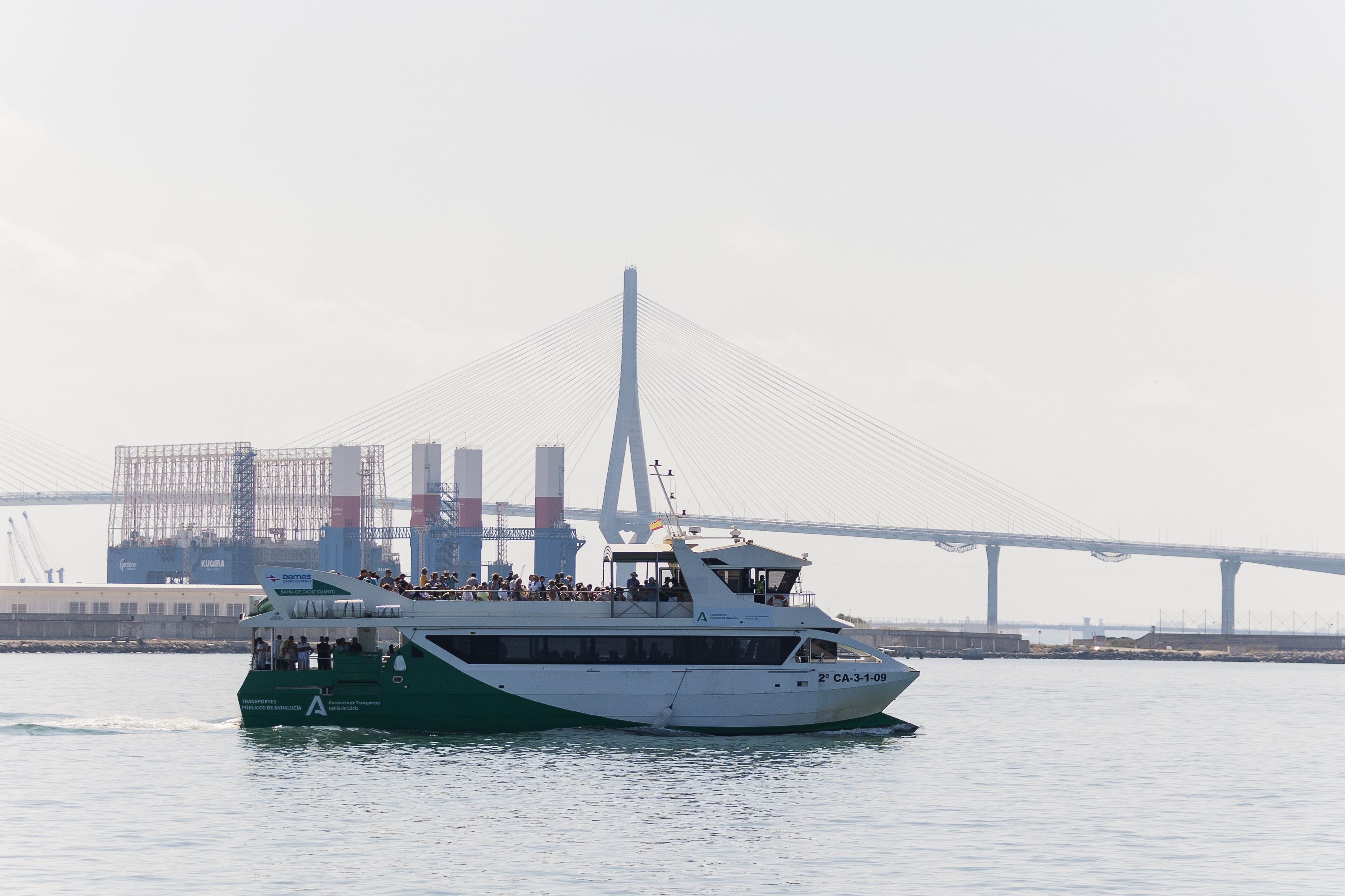El Catamarán realizando servicio por la Bahía de Cádiz en una imagen de archivo 