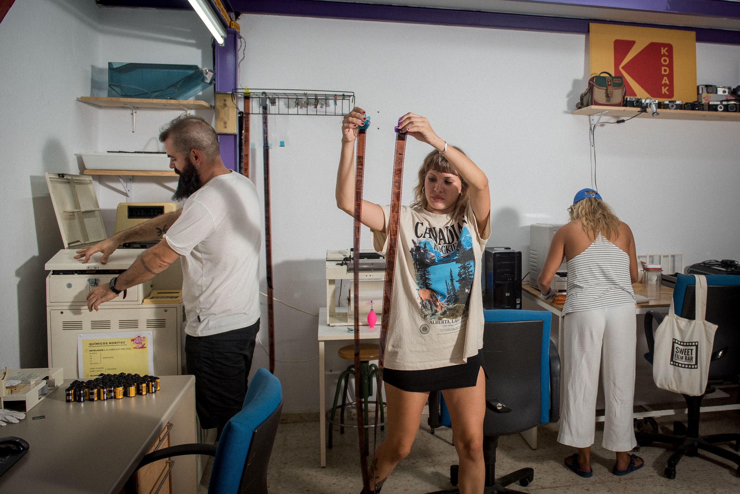 El laboratorio de SolLab durante el proceso de revelado de fotografía analógica.