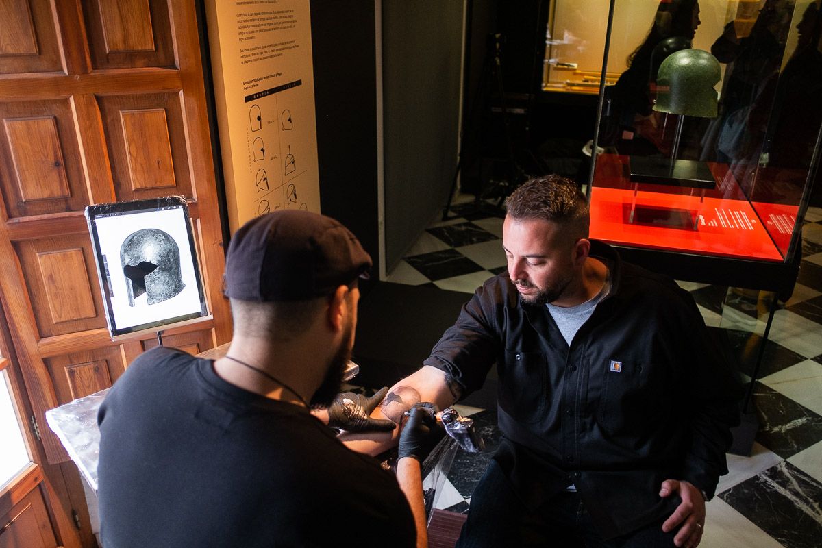 Samuel Martínez tatuando el casco griego del Museo de Jerez. FOTO: MANU GARCÍA. Samuel Martínez tatuando el casco griego del Museo de Jerez. FOTO: MANU GARCÍA.