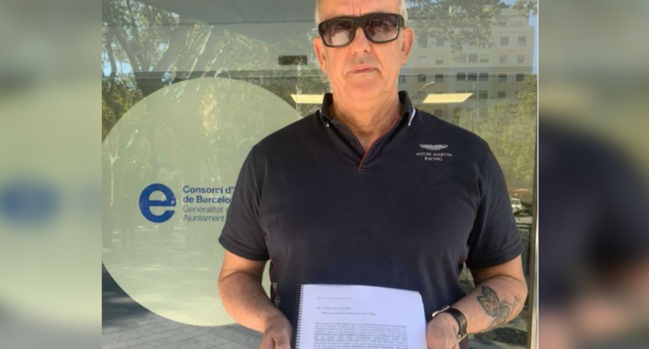 José Manuel Martínez, padre de Kira, con la documentación presentada para exigir la revisión del caso de su hija.