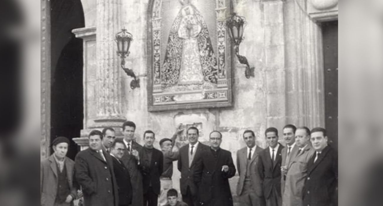 Hermanos de la Soledad, delante del retablo cerámico de la Virgen, hace casi 70 años. Hermanos de la Soledad, delante del retablo cerámico de la Virgen, hace casi 70 años.