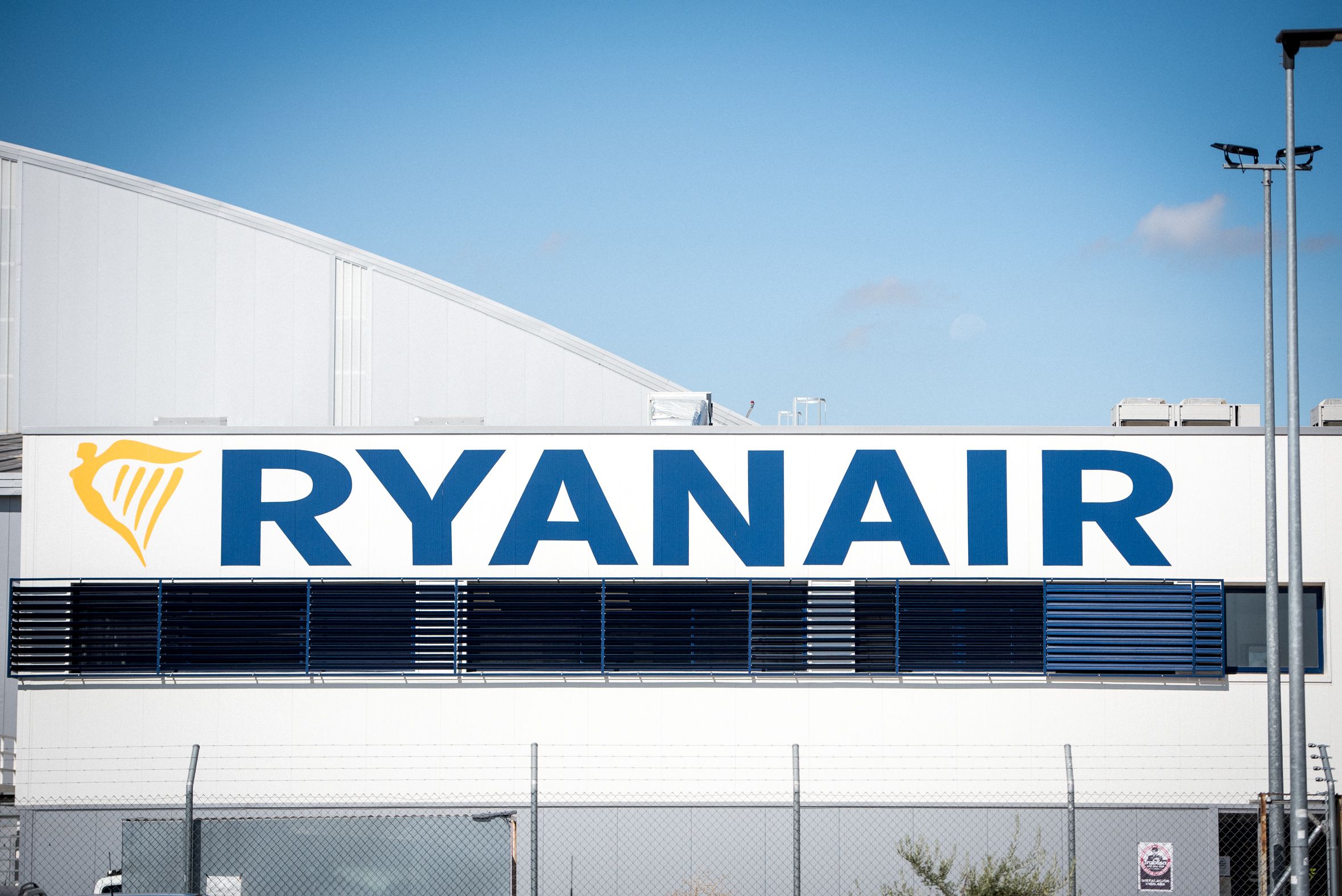 Un transporte de Ryanair dentro de un aeropuerto.
