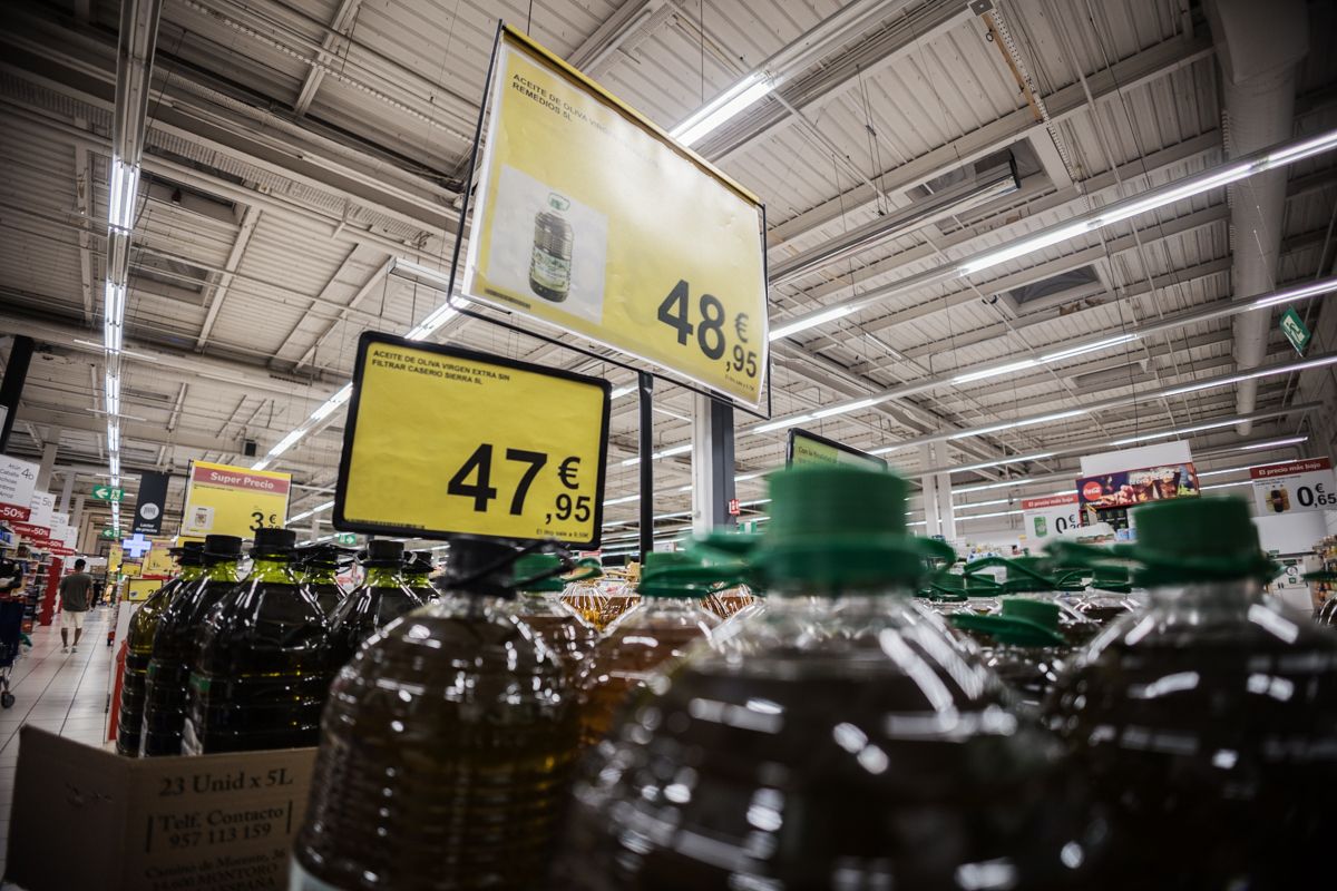 Lineal de un supermercado con garrafas de aceite de oliva. 