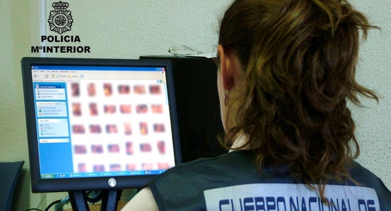Una agente de la Policía Nacional, investigando un ordenador. Una agente de la Policía Nacional, investigando un ordenador.