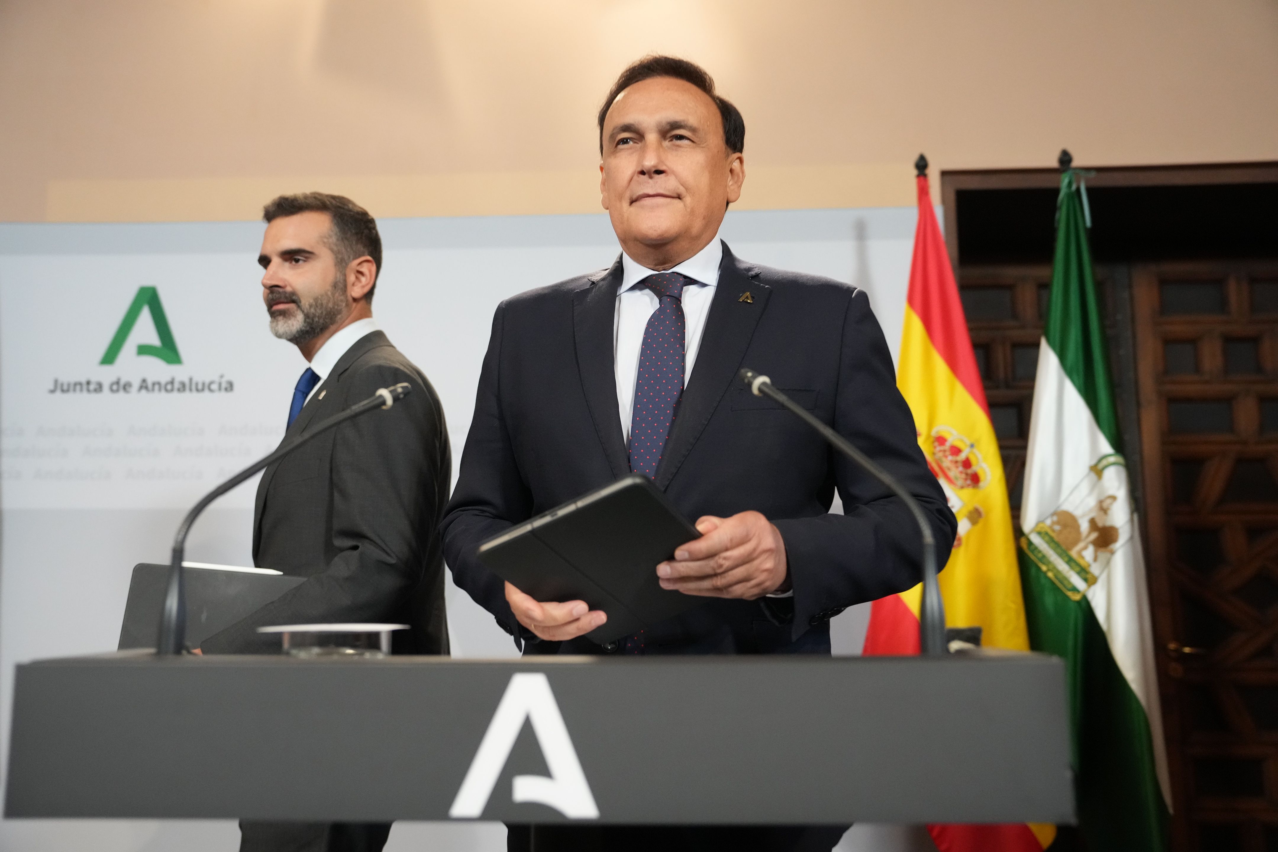 José Carlos Gómez Villamandos, consejero de Universidades, con el portavoz de la Junta al fondo. José Carlos Gómez Villamandos, consejero de Universidades, con el portavoz de la Junta al fondo.