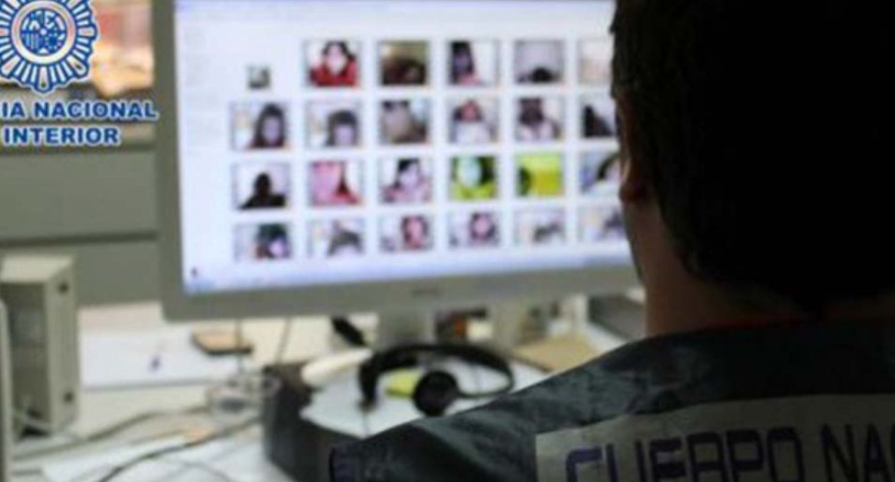 Un Policía Nacional, investigando un caso de desnudos de menores en redes. Un Policía Nacional, investigando un caso de desnudos de menores en redes.