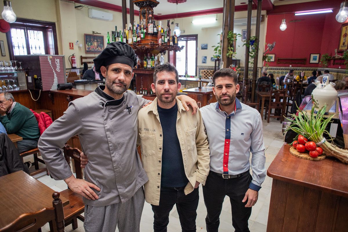 El cocinero de La Parra Vieja junto a los hermanos Sánchez García. FOTO: MANU GARCÍA.