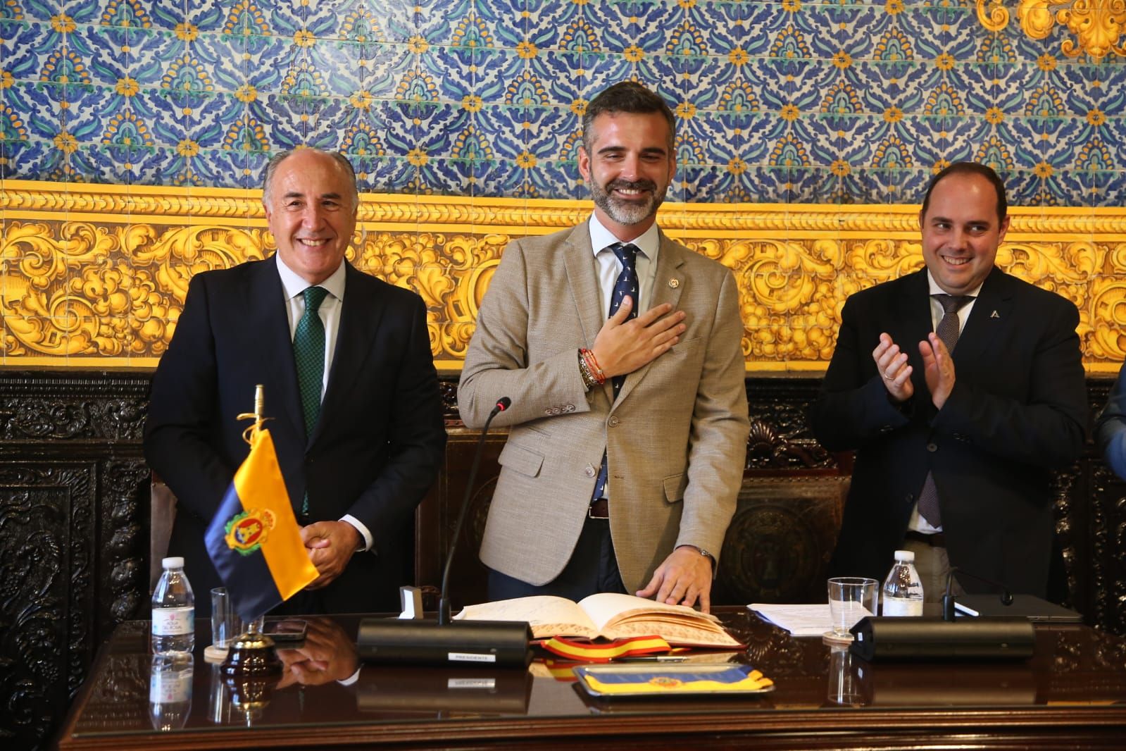El consejero Fernández-Pacheco, junto al alcalde de Algeciras, José Antonio Landaluce.