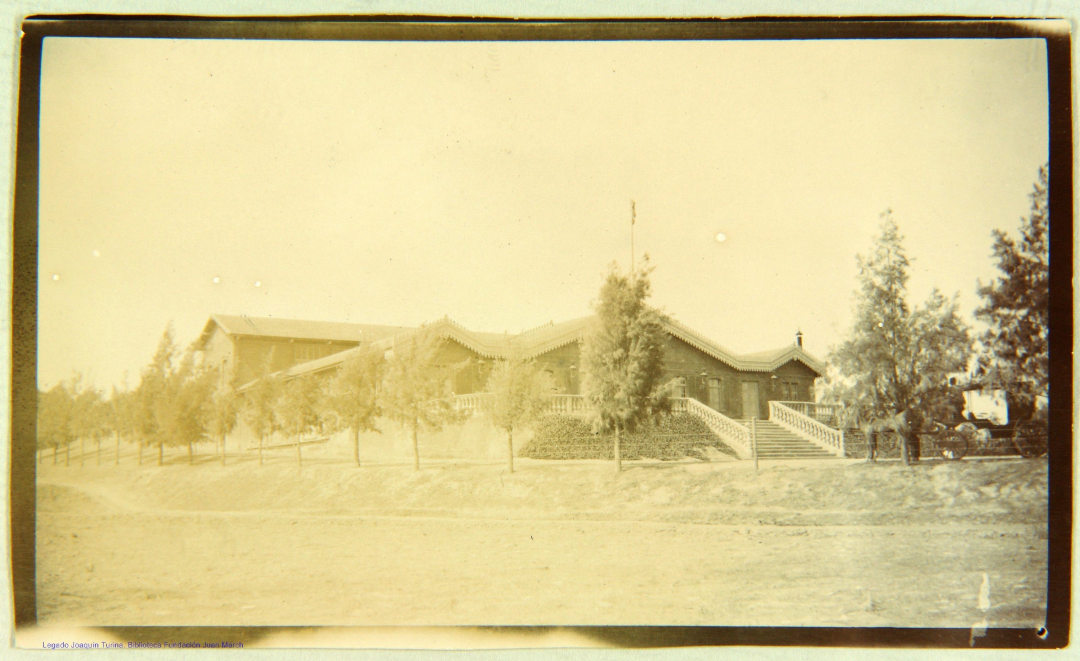El edificio estaba rodeado por un singular parque de árboles.