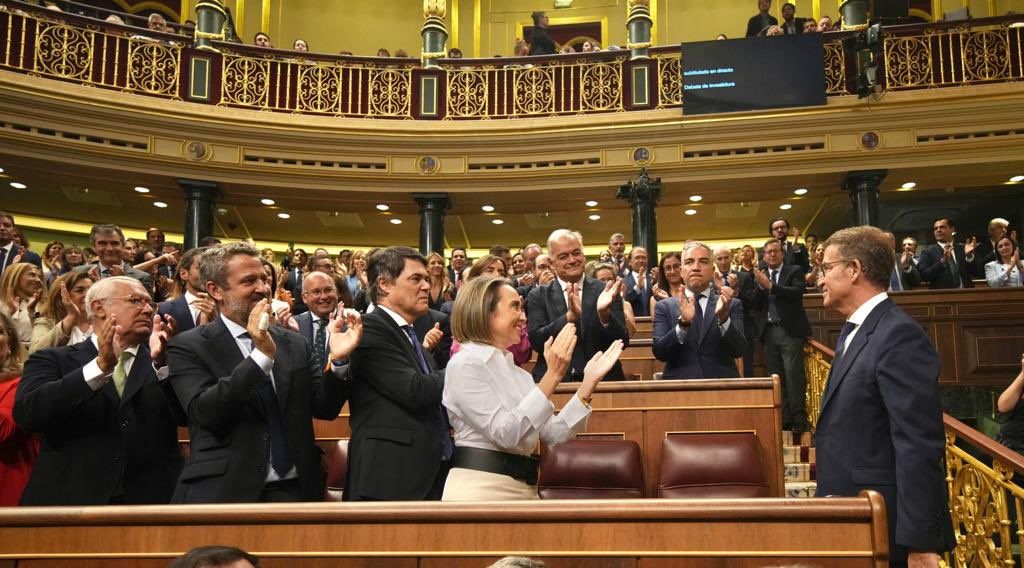 Feijóo, aplaudido por los suyos este martes en el Congreso.