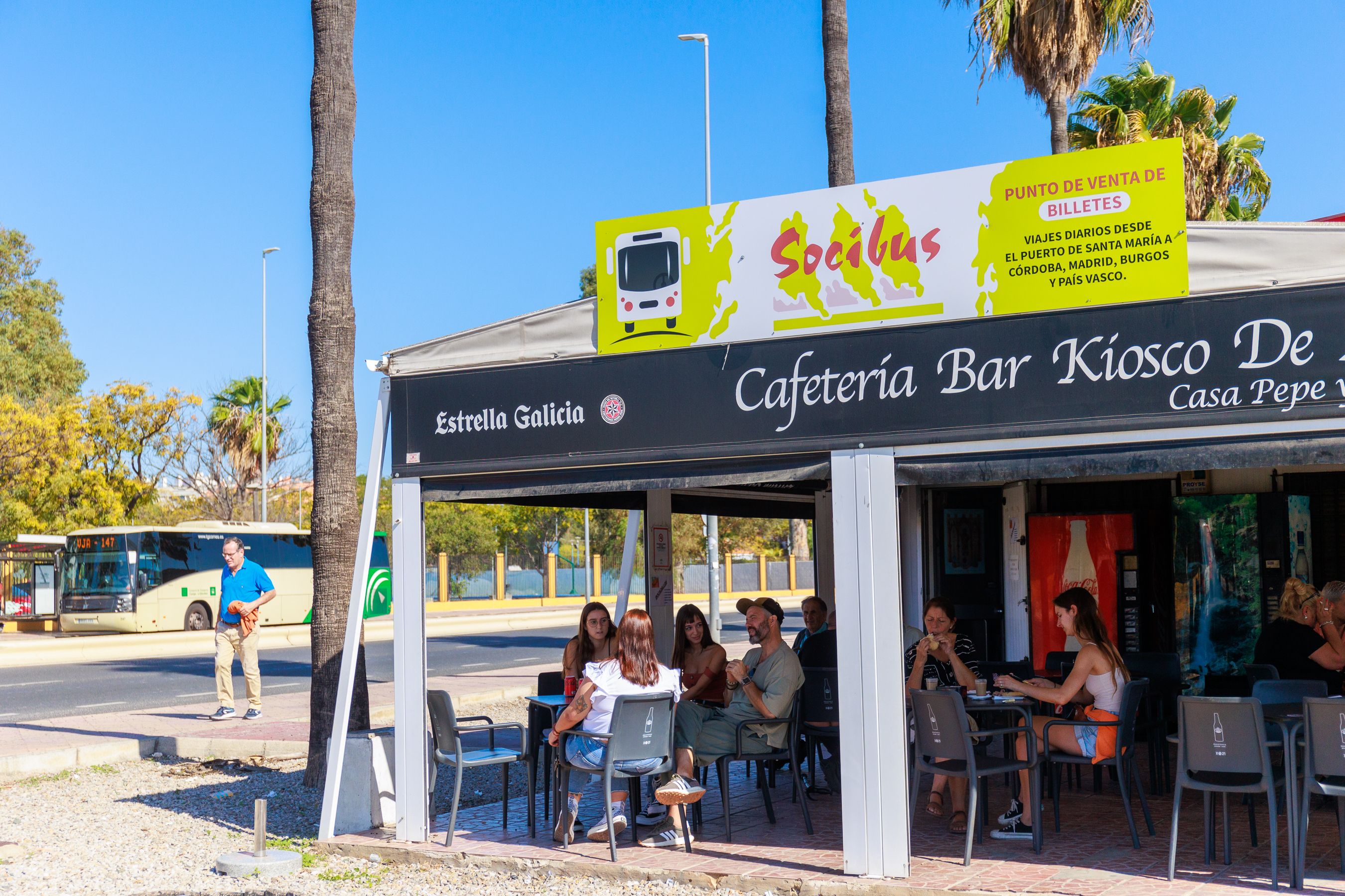 Los pasajeros compran sus billetes en este kiosco.