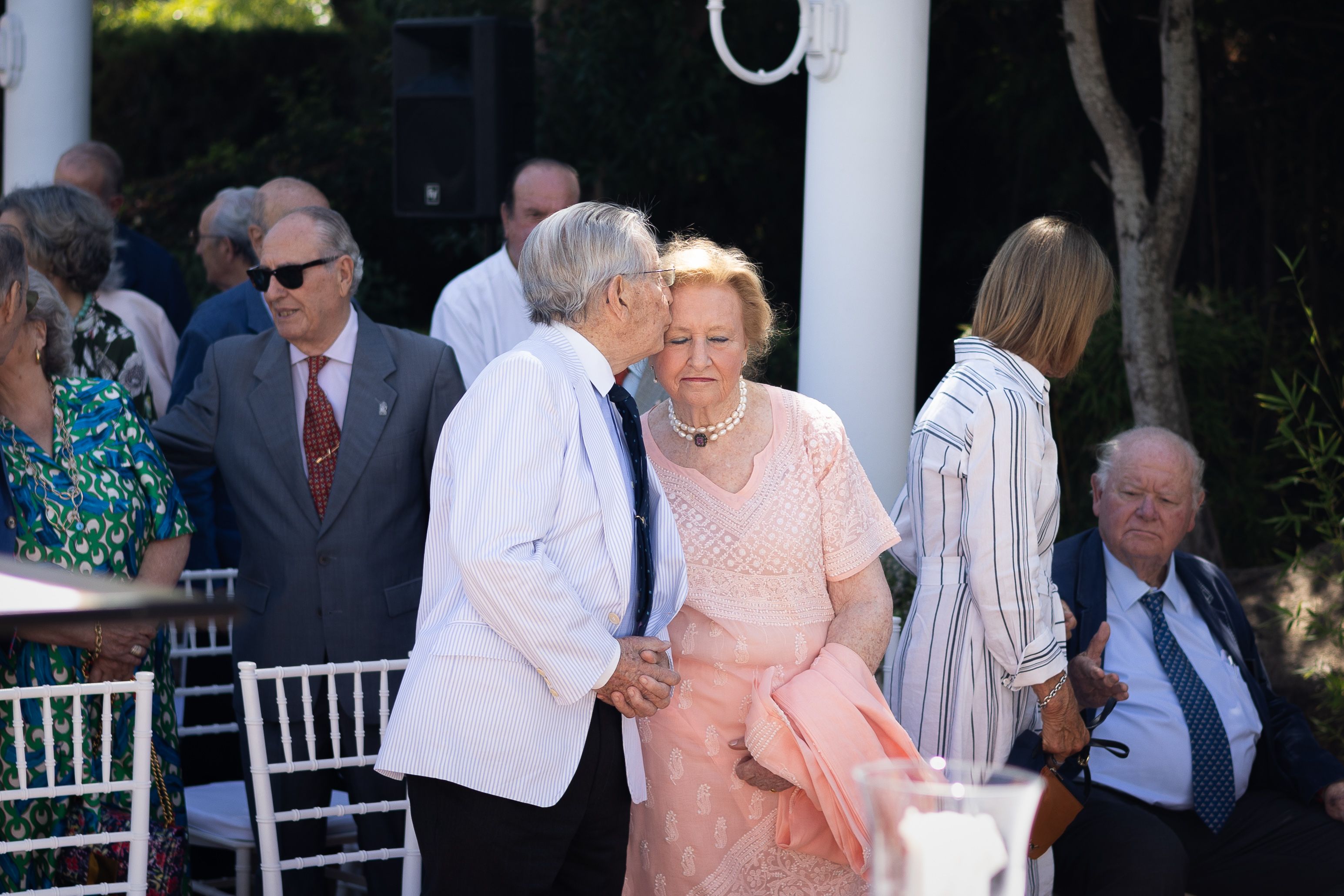 Paco Pérez en un gesto cariñoso a su esposa.    MANU GARCÍA