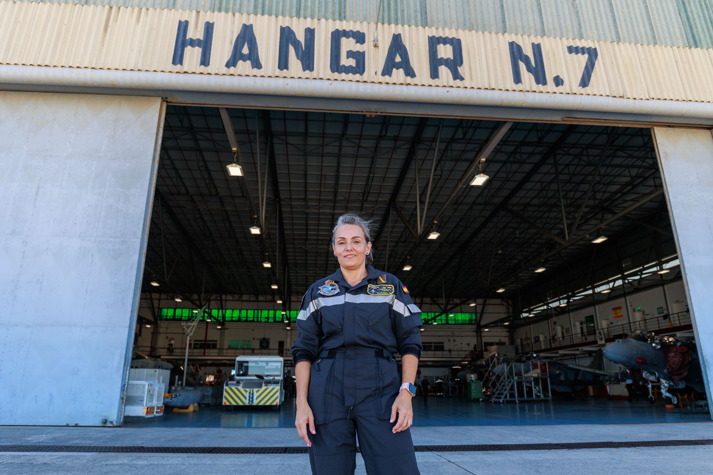 Ana en la nave de la Base Naval donde desempeña su función.