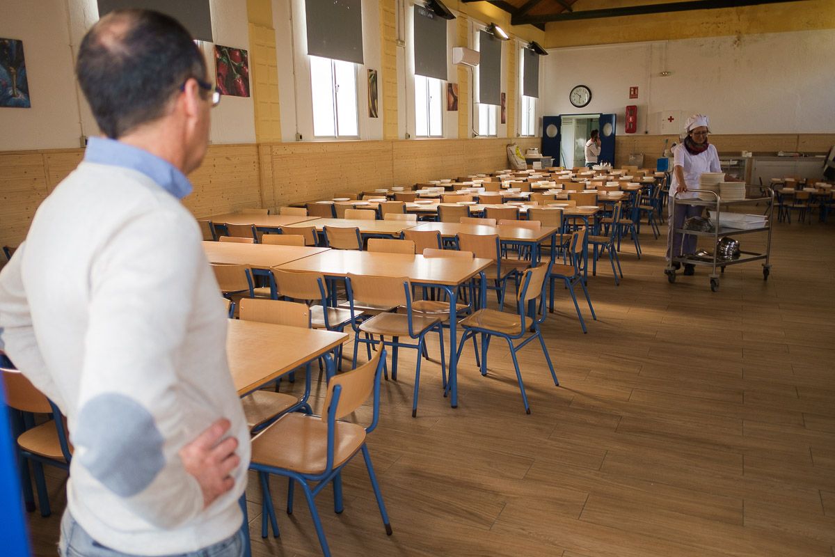 El comedor del CEIP Maestra Caridad Ruiz, en Sanlúcar. CCOO exige el cese del delegado de Educación por los problelmas en los centros escolares.   MANU GARCÍA