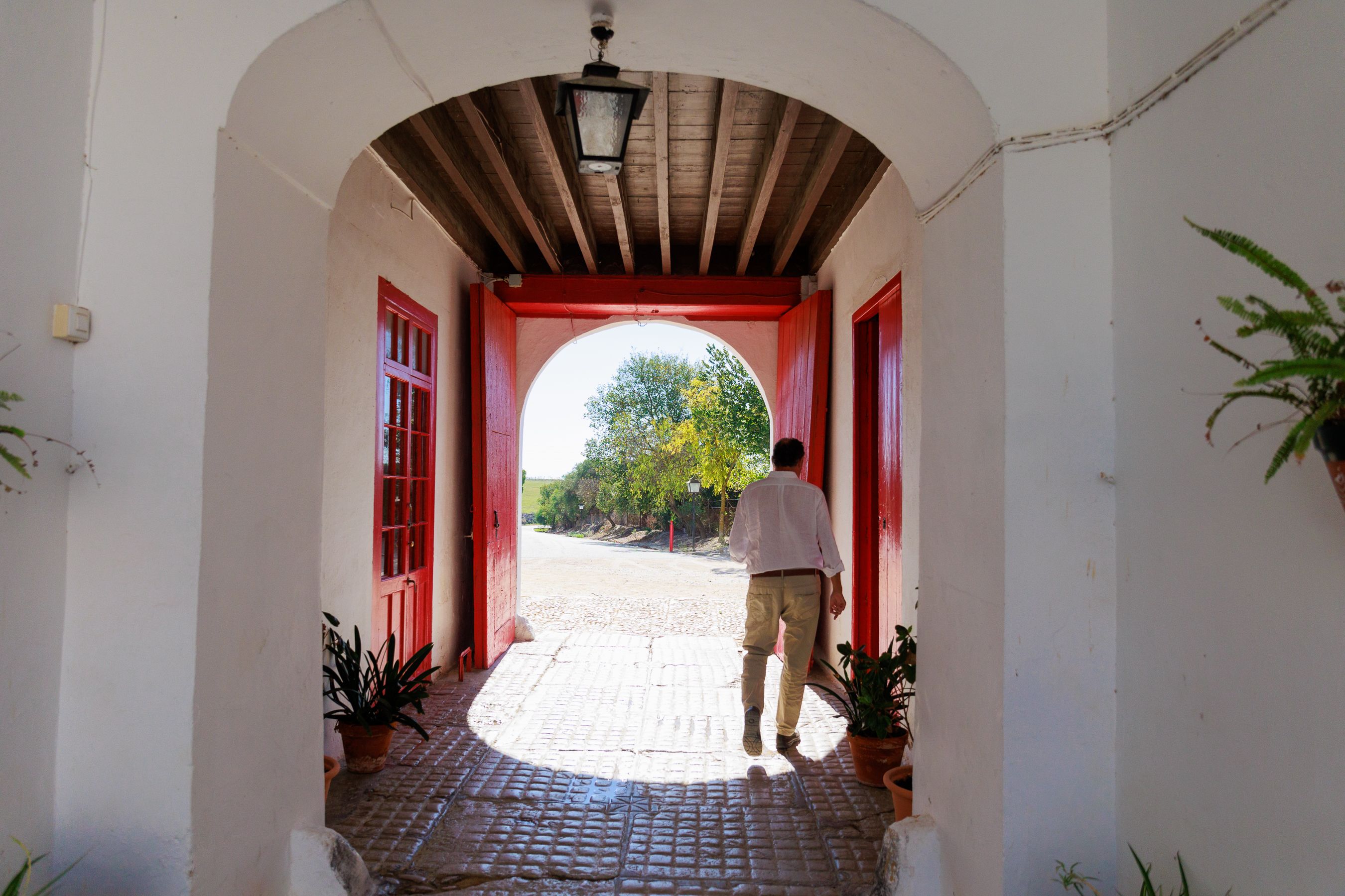 Acceso principal a la casa, en la que dominan los colores rojo y blanco.      JUAN CARLOS TORO