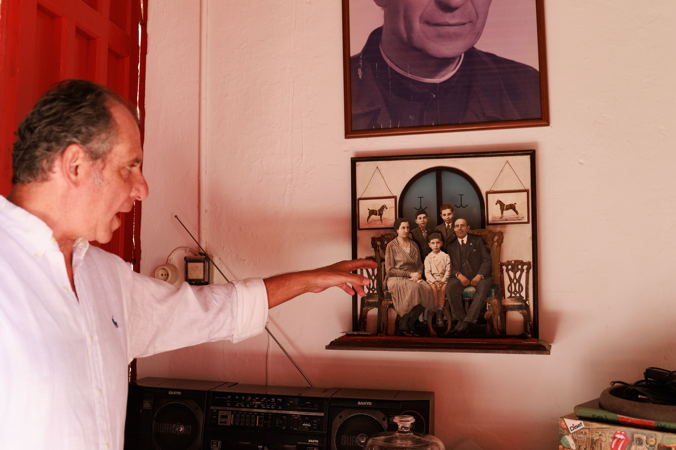 Pablo Guerrero con una fotografía de la familia.     JUAN CARLOS TORO