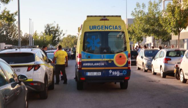 Una de las ambulancias que se ha desplazado hasta el instituto.