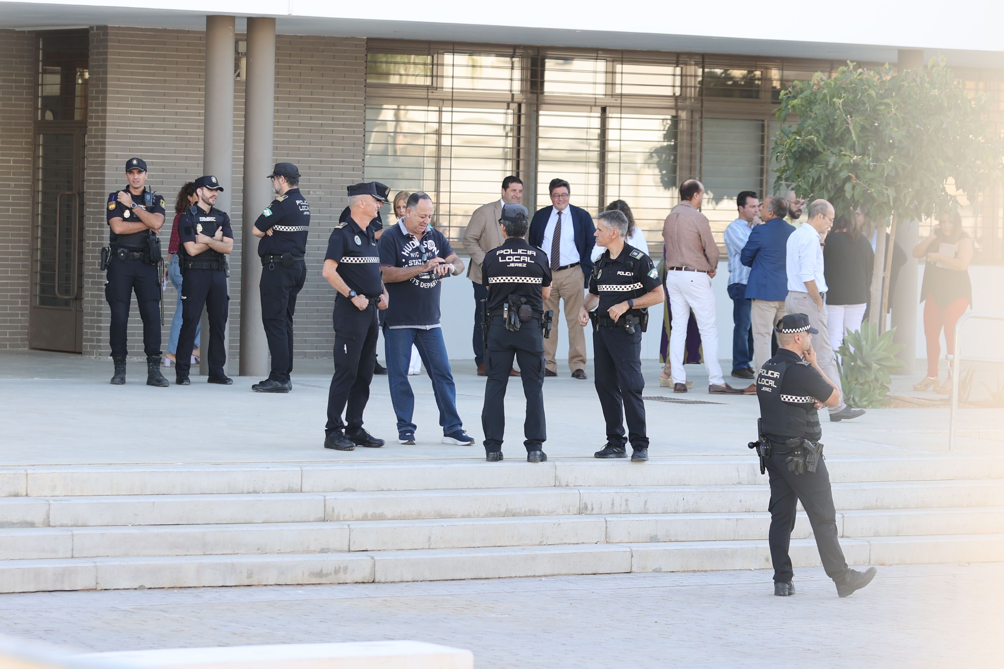 Amplío despliegue policial tras el apuñalamiento a profesores y estudiantes en el IES Elena García Armada. Amplío despliegue policial tras el apuñalamiento a profesores y estudiantes en el IES Elena García Armada.