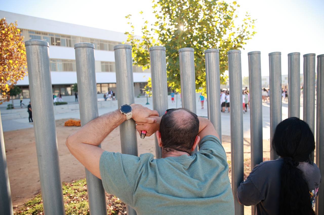 Dos padres, a las puertas del instituto de Jerez donde ha tenido lugar el apuñalamiento. Dos padres, a las puertas del instituto de Jerez donde ha tenido lugar el apuñalamiento.