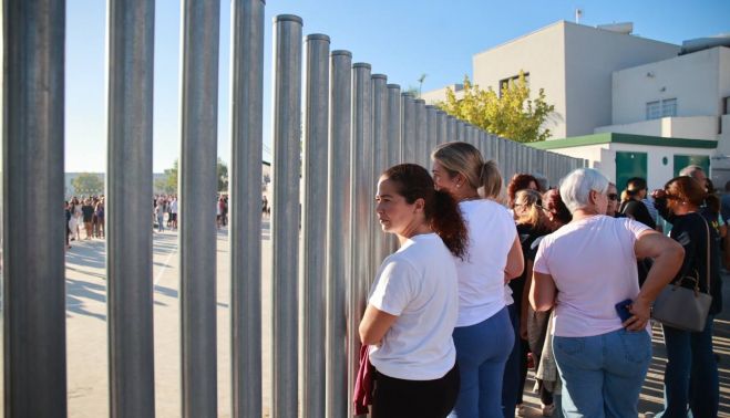 Un grupo de madres, esperando la salida del alumnado.