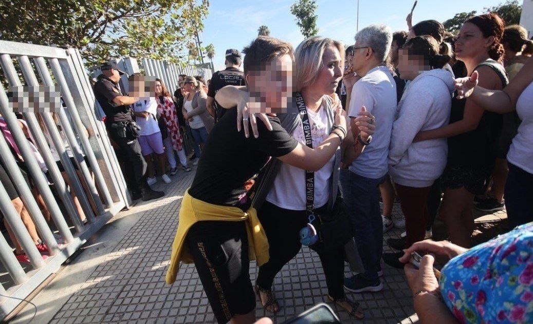 Una madre, abrazada a su hijo, a las puertas del instituto de Jerez donde ha ocurrido el apuñalamiento. Una madre, abrazada a su hijo, a las puertas del instituto de Jerez donde ha ocurrido el apuñalamiento.