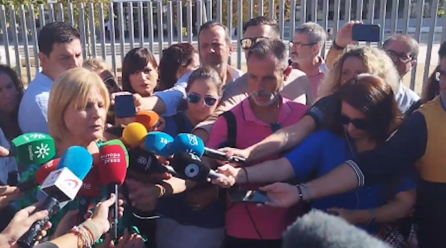 María José García-Pelayo, atendiendo a los medios de comunicación tras los hechos dramáticos en un instituto de Jerez.