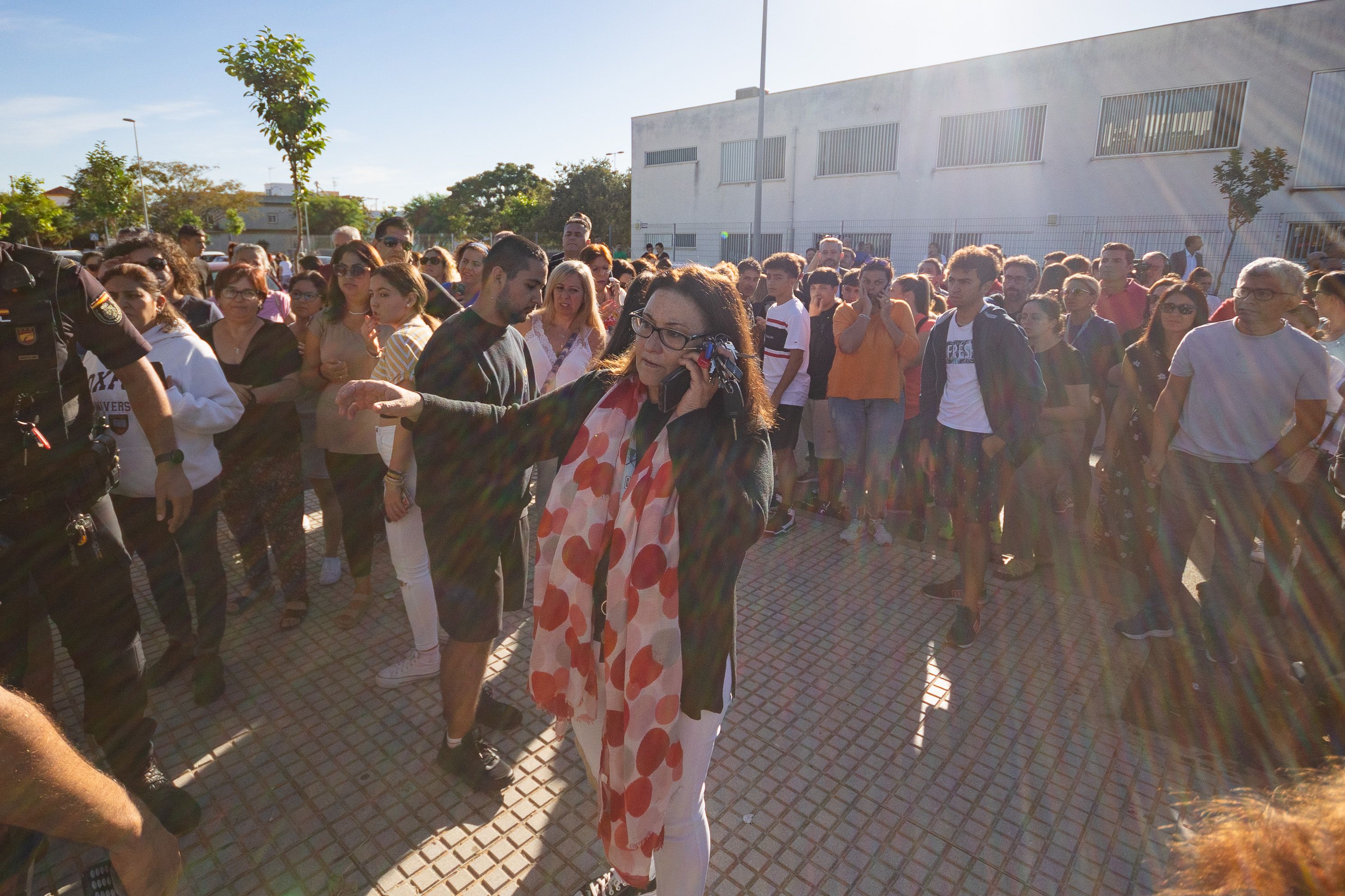 La directora del instituto, junto a un grupo de madres y padres. La directora del instituto, junto a un grupo de madres y padres.