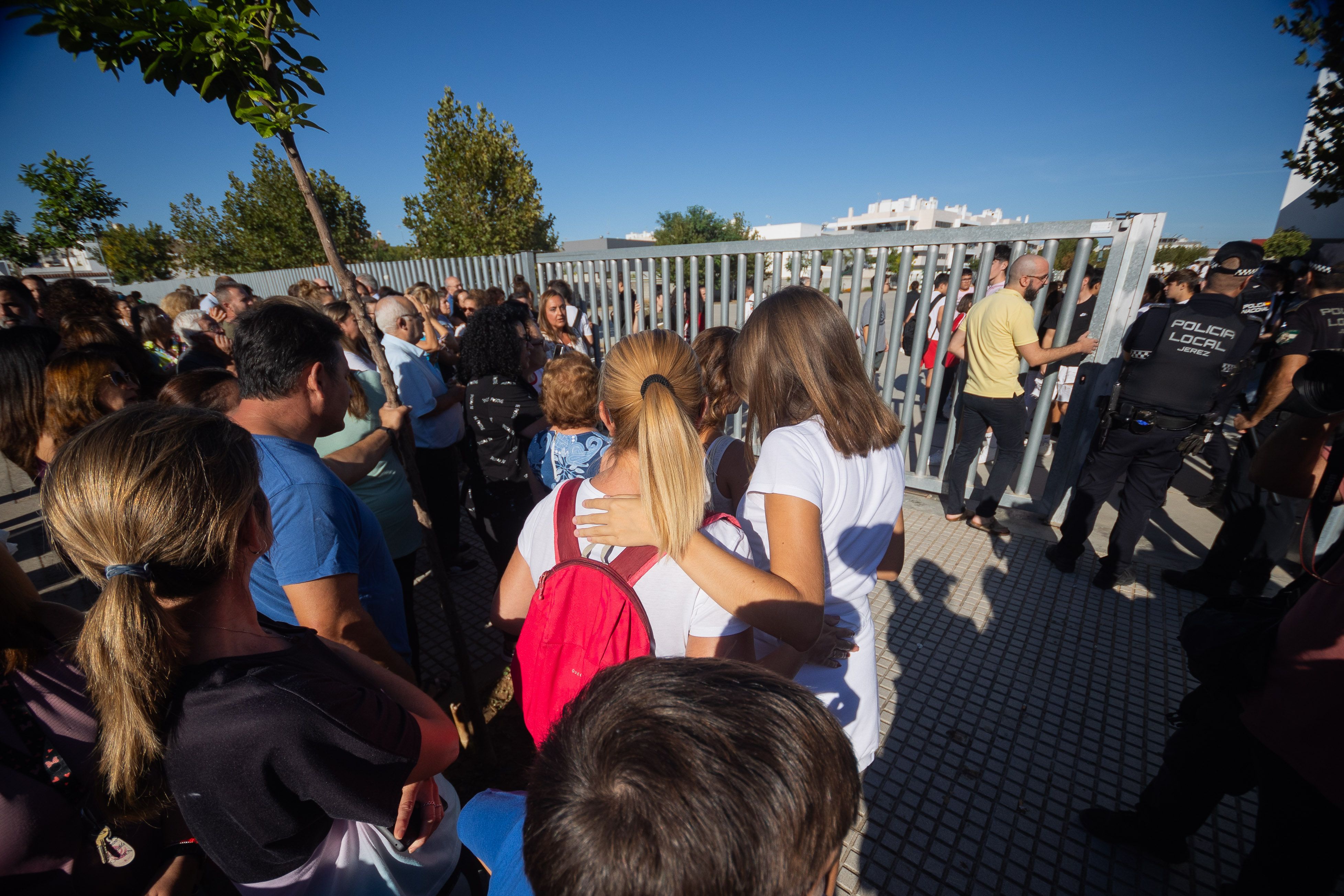 Las imágenes del pánico vivido en el instituto Elena García Armada