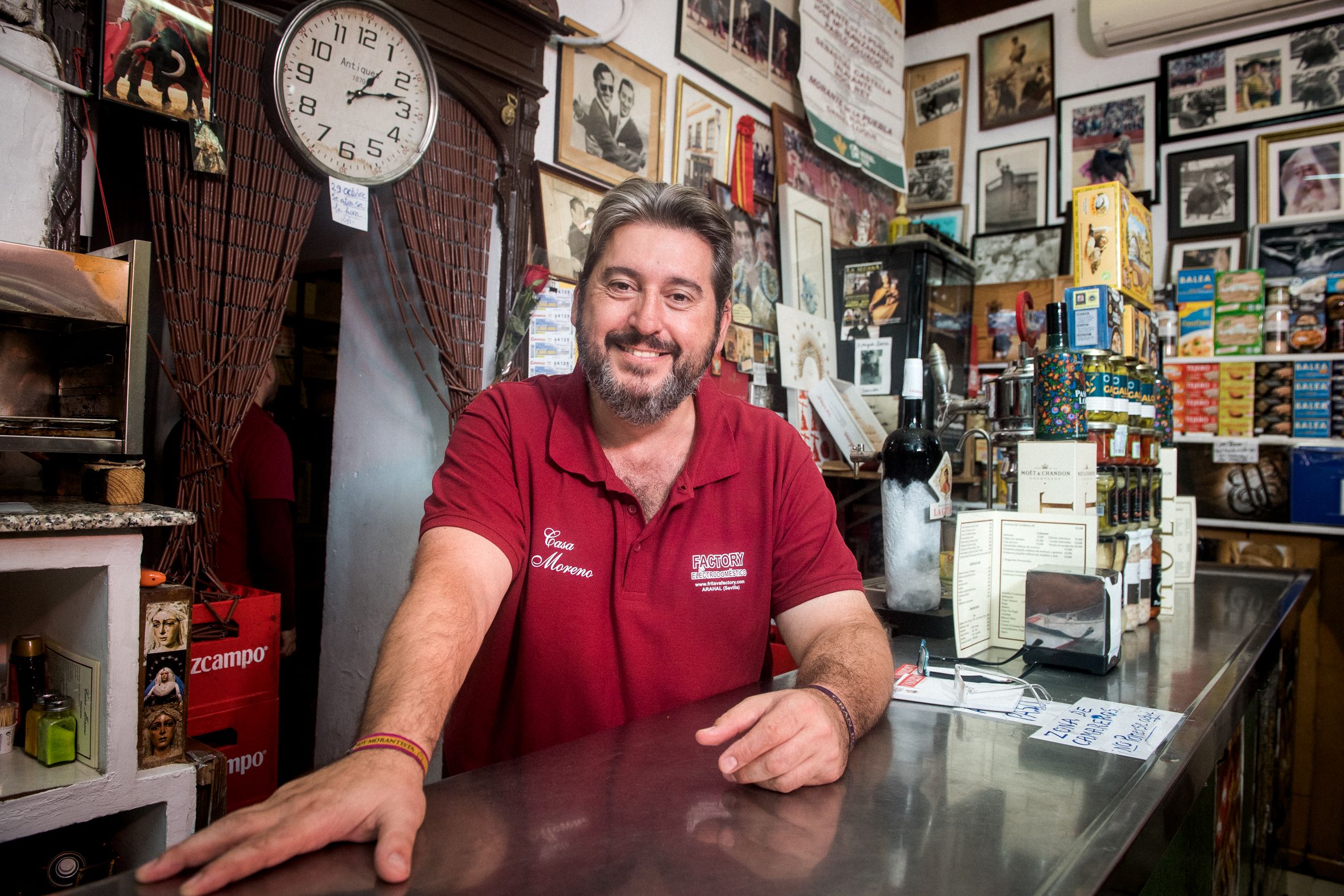 Emilio, de Casa Moreno, en el centro de Sevilla, uno de esos establecimientos con pureza.