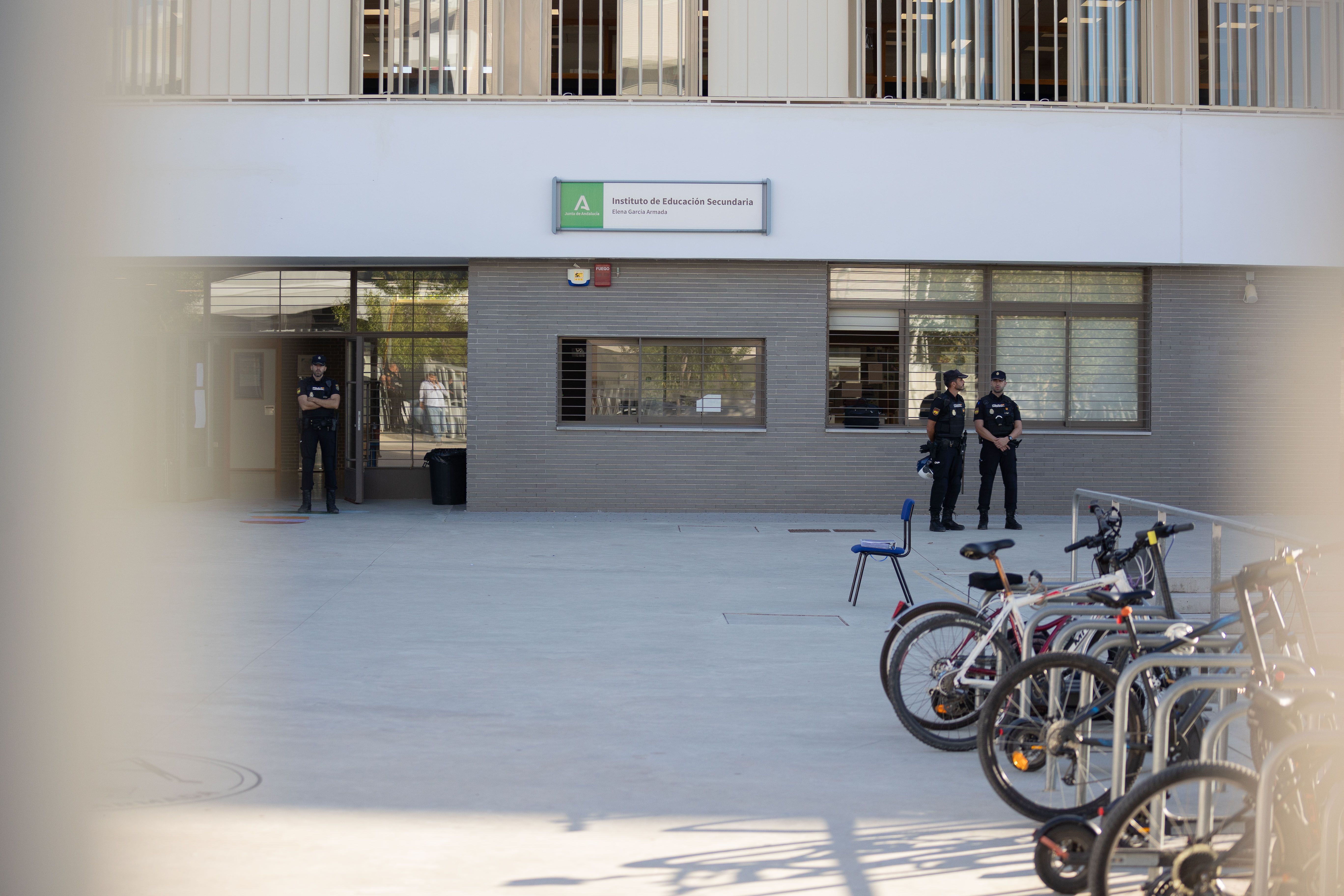 El instituto público de Jerez, el Elena García Armada, con agentes de Policía tras el violento episodio que ha dejado en shock a su comunidad, este jueves. El instituto público de Jerez, el Elena García Armada, con agentes de Policía tras el violento episodio que ha dejado en shock a su comunidad, este jueves.