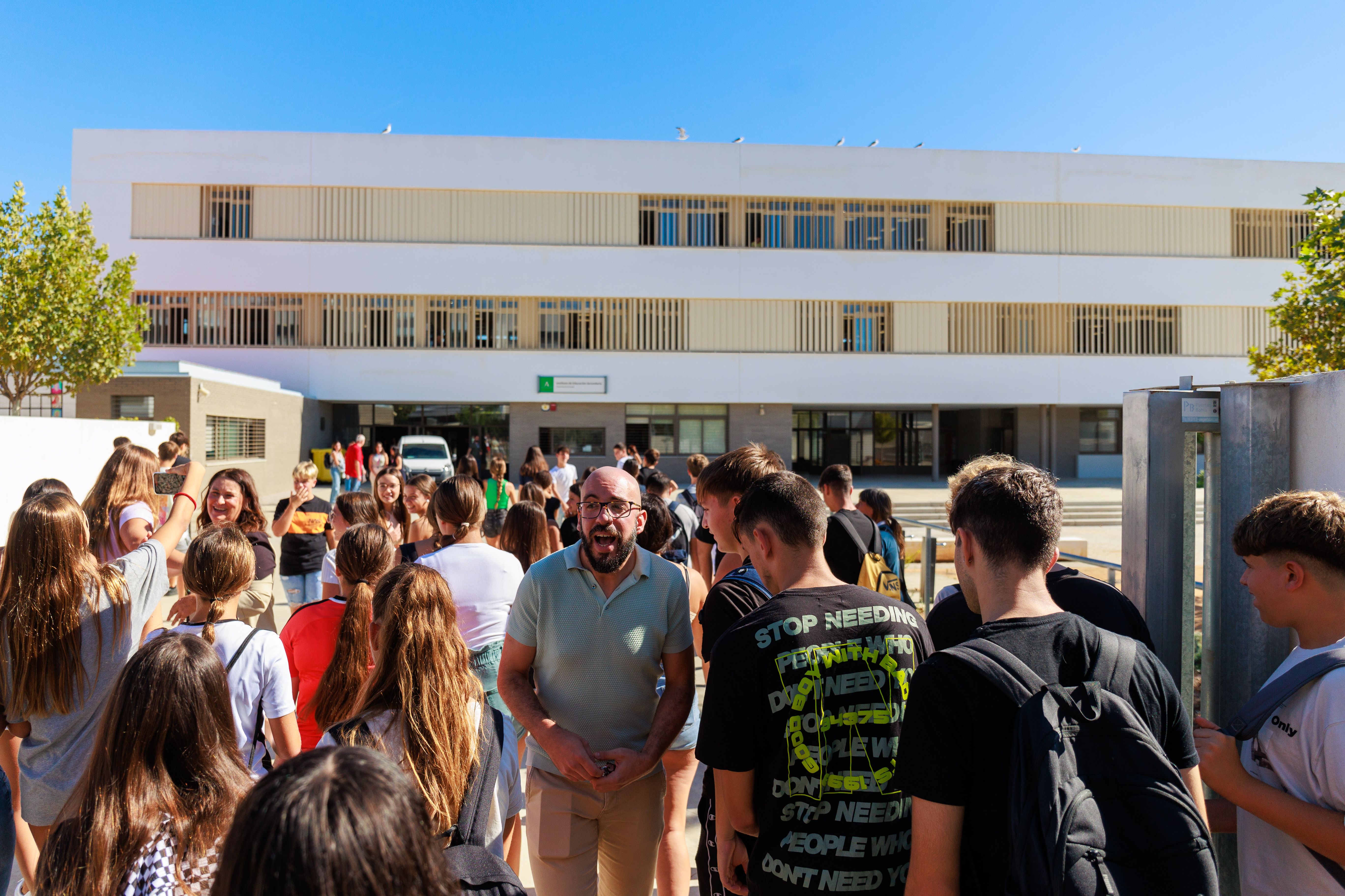 Los alumnos y alumnas vuelven al IES Elena García Armada de Jerez tras lo ocurrido. Los alumnos y alumnas vuelven al IES Elena García Armada de Jerez tras lo ocurrido.