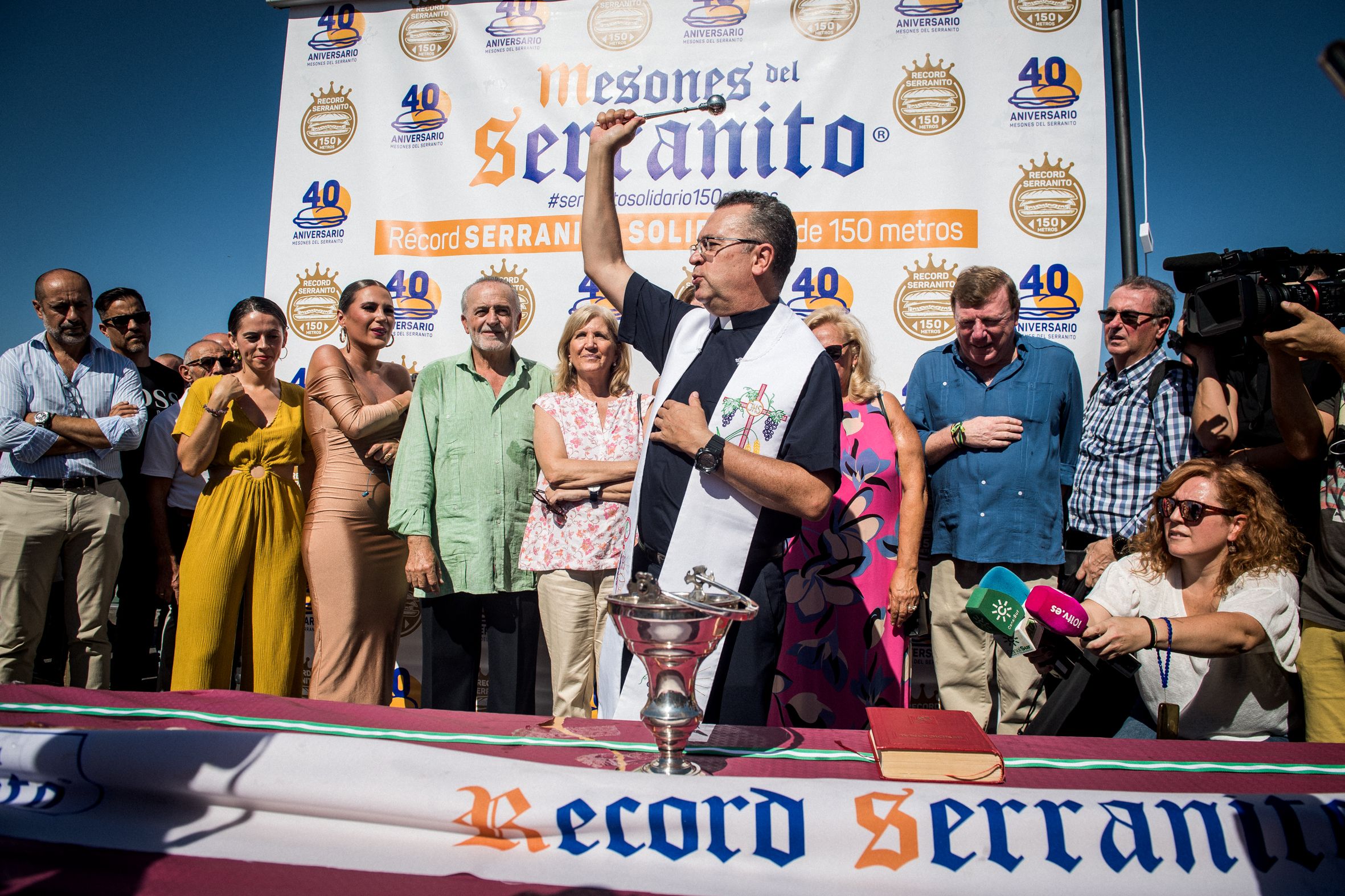 Un sacerdote bendice el serranito más grande del mundo en Sevilla. MAURI BUHIGAS Un sacerdote bendice el serranito más grande del mundo en Sevilla. MAURI BUHIGAS