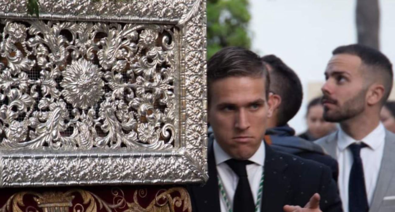 Pablo Jesús Sampalo Estrade, acompañando a la Virgen de la Yedra como contraguía. 