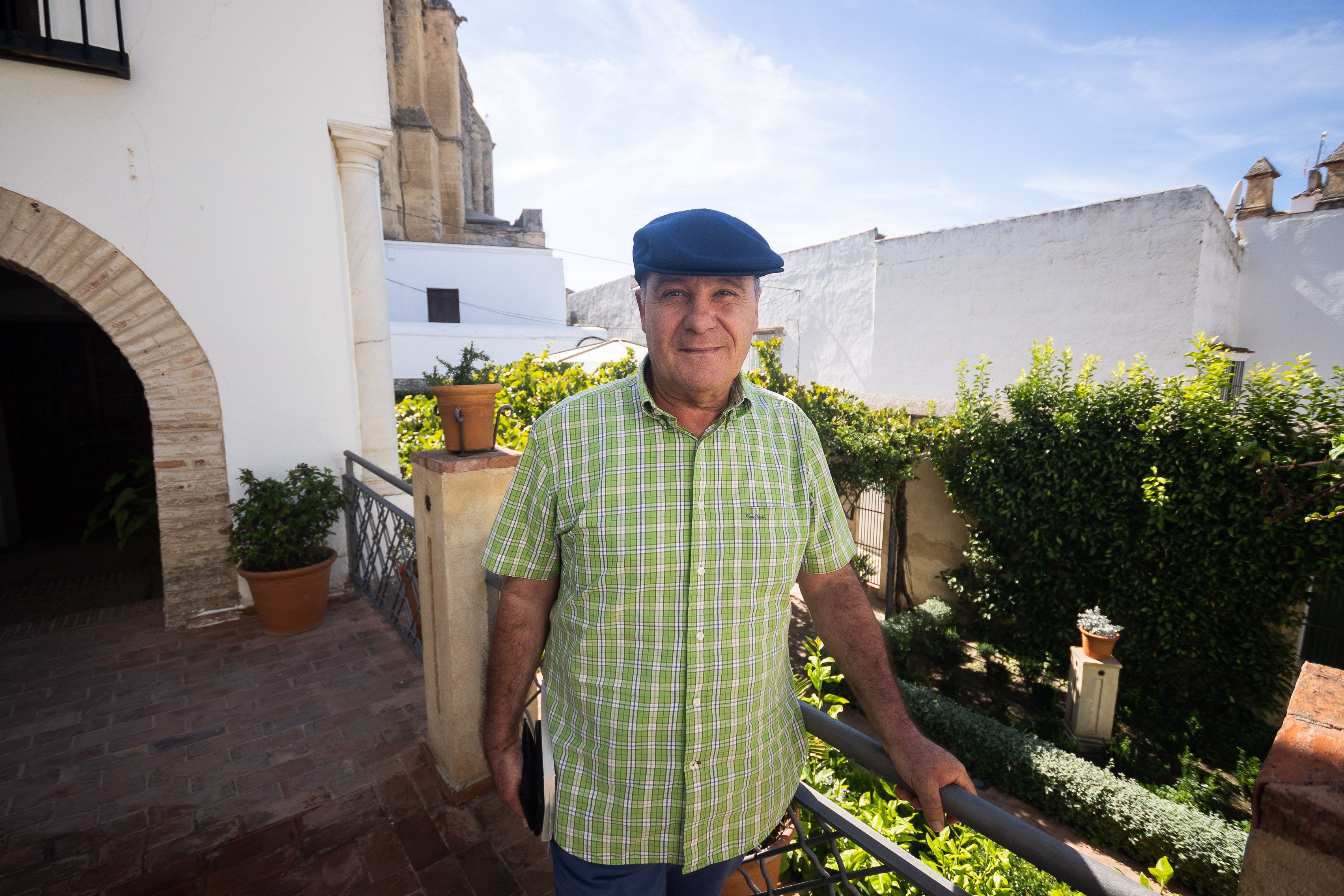 El poeta Pedro Sevilla en el jardín andalusí ubicado en el palacio del Mayorazgo en Arcos. 