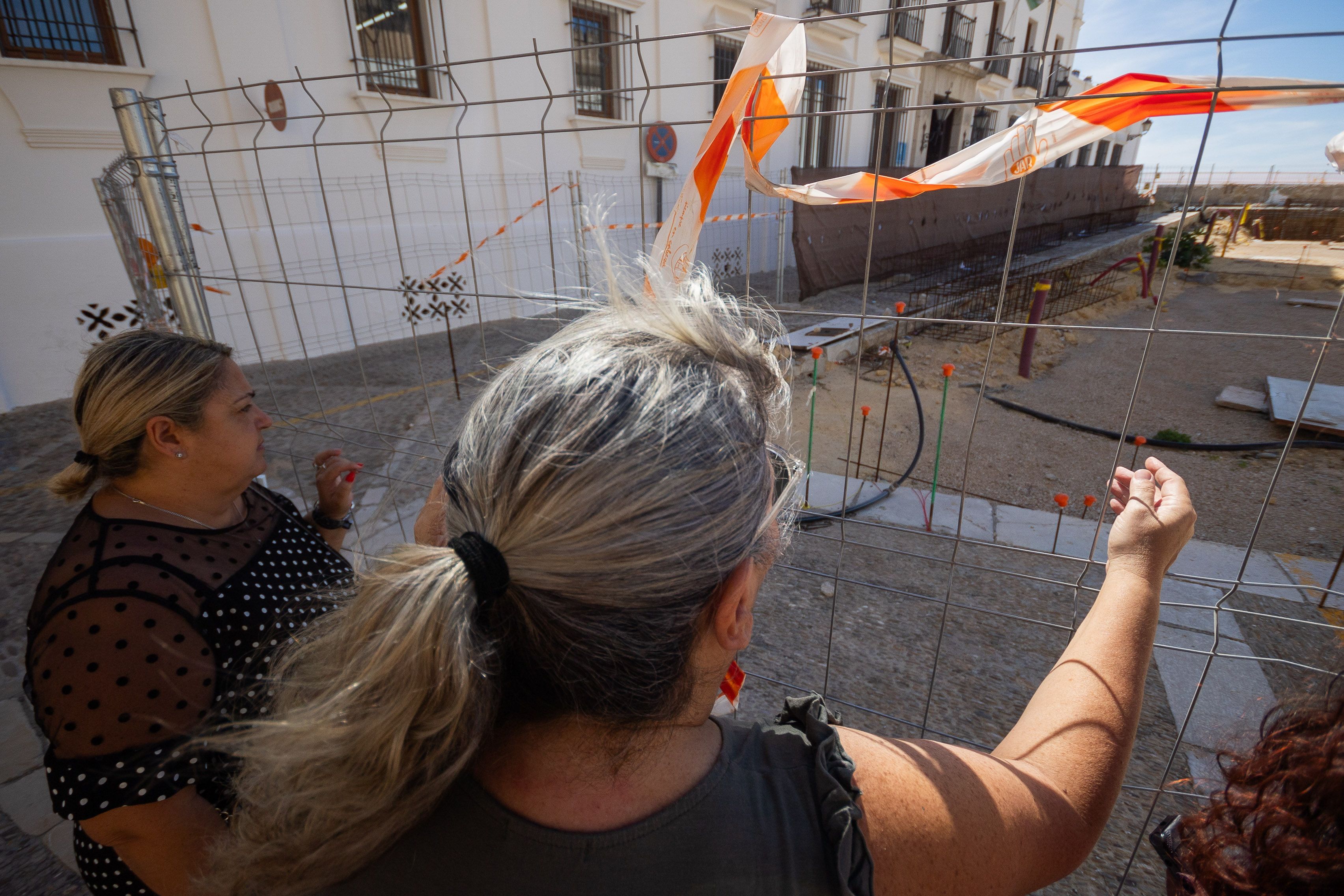 Sonia y Loli detallan el proyecto de las obras. 