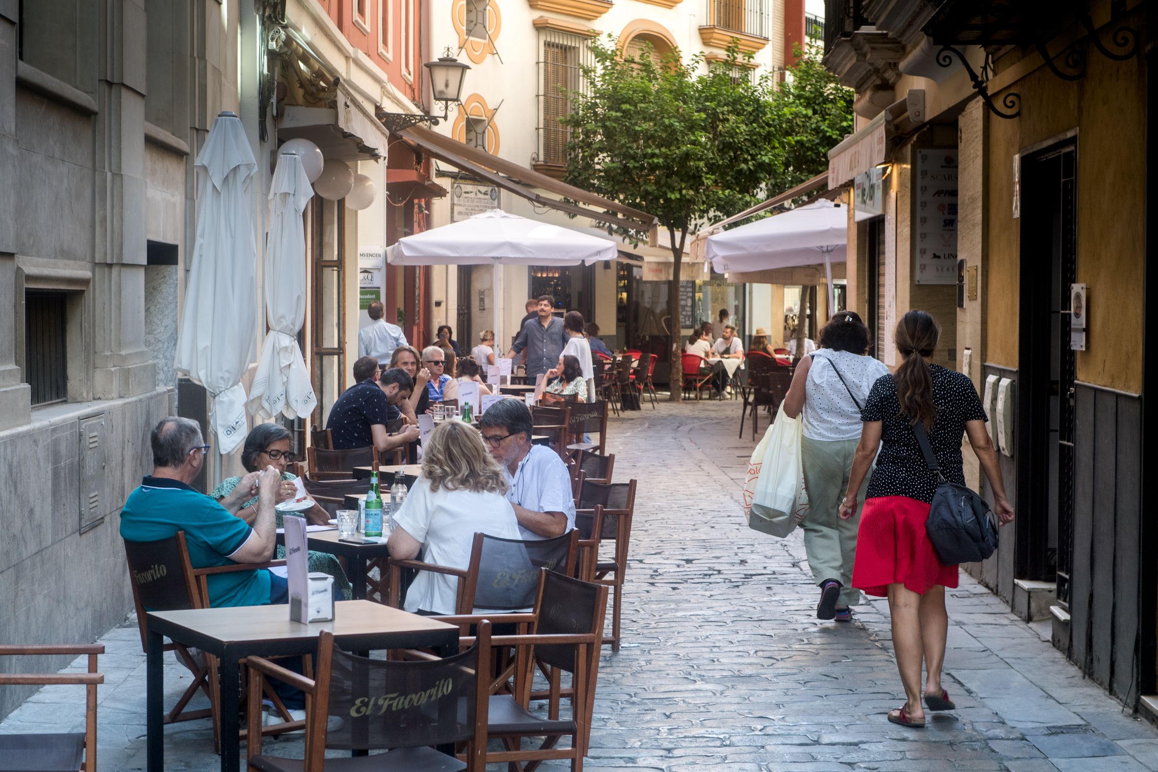 Varias personas en Sevilla pasean por el centro.