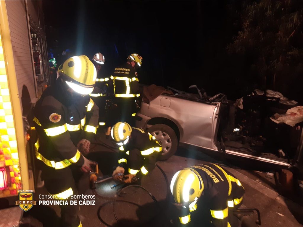 Actuación de los bomberos tras el trágico accidente. Actuación de los bomberos tras el trágico accidente.
