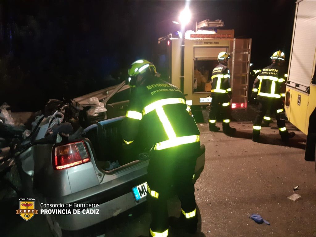 El coche siniestrado en el que han perdido la vida tres vecinos de Villamartín. El coche siniestrado en el que han perdido la vida tres vecinos de Villamartín.