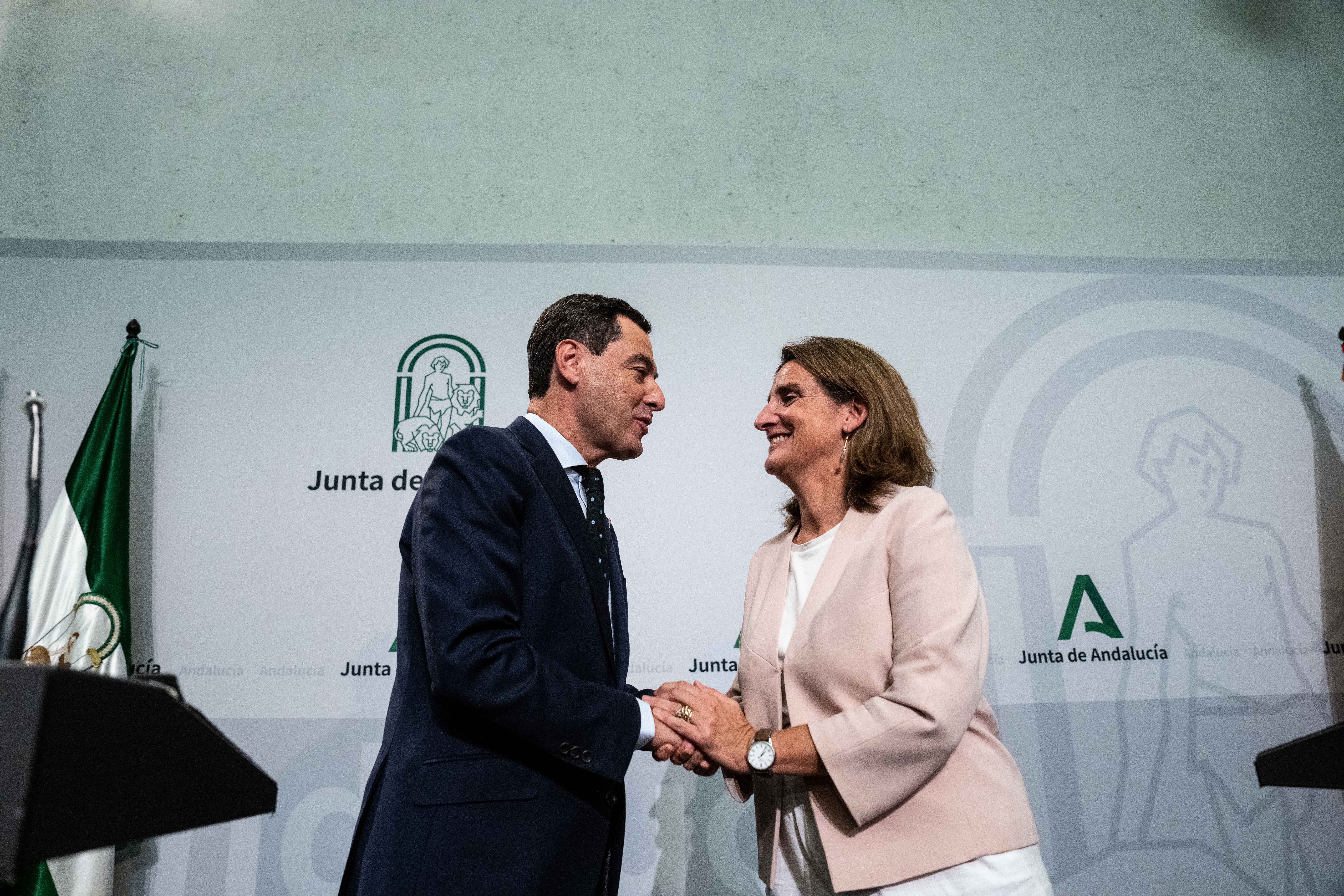 Moreno junto a Teresa Ribera tras la primera reunión para paralizar la ley de regadíos.