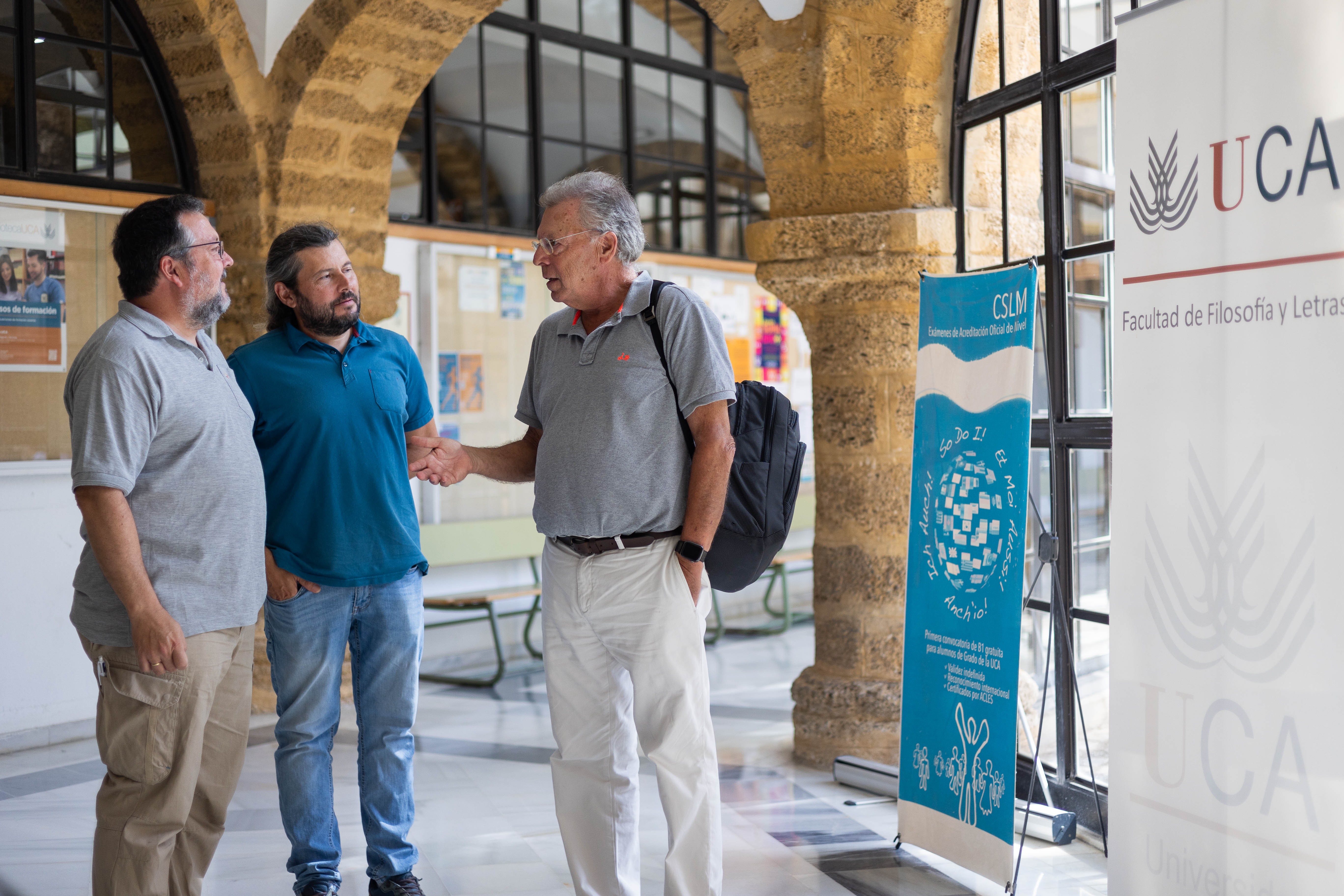 Los alumnos conversan en los pasillos de la facultad.