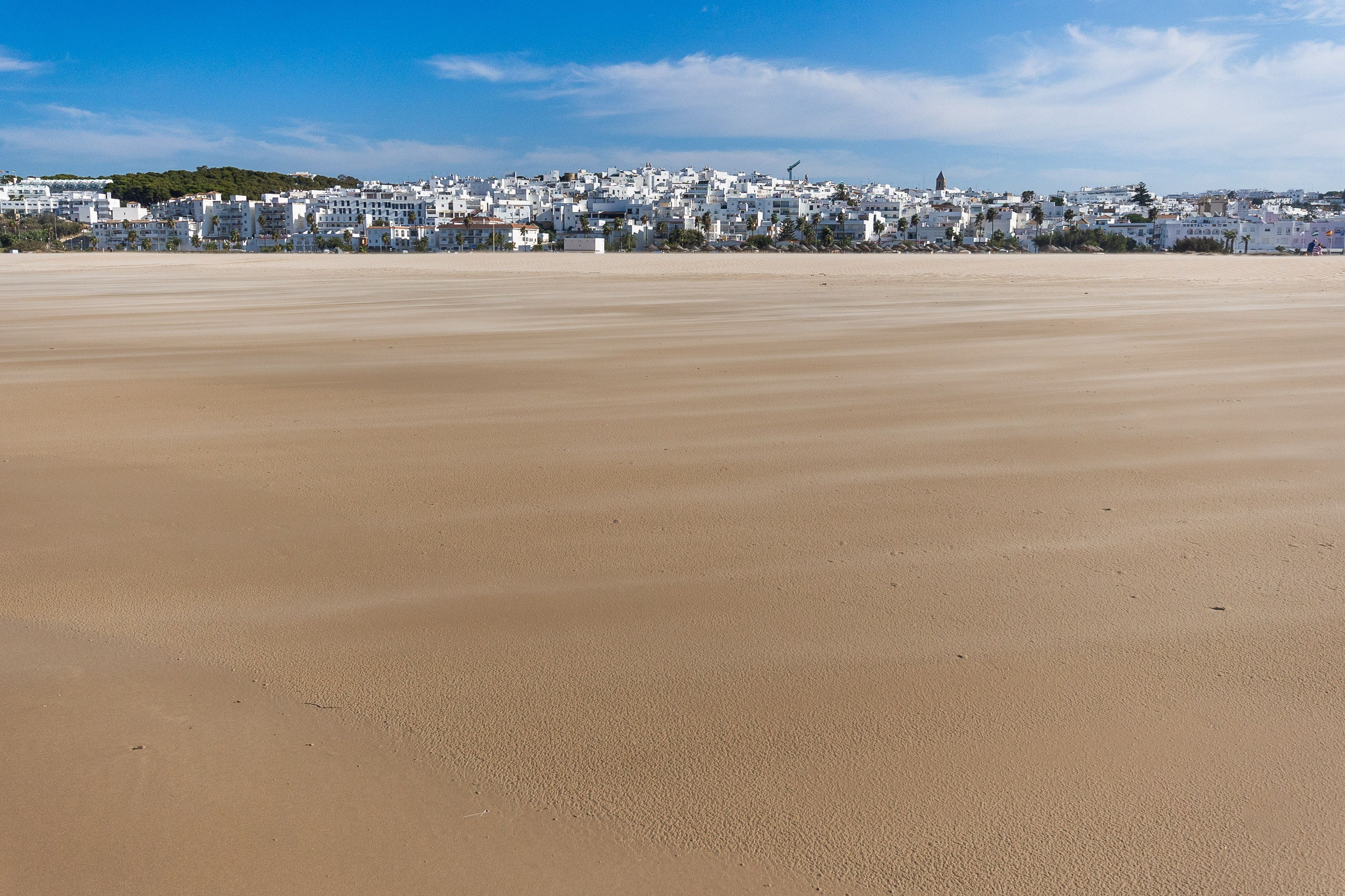 El casco antiguo de Conil, desde la orilla de su playa principal.